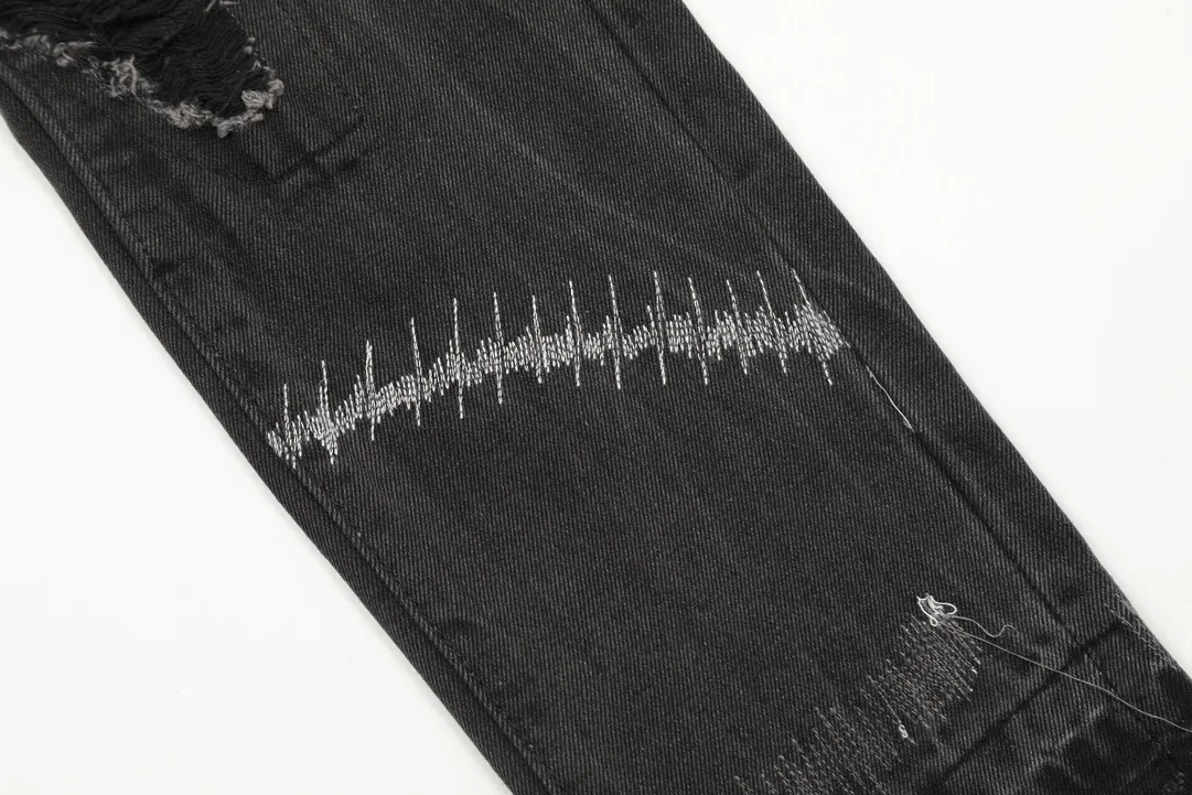 #8020 P246💰 GALLERY DEPT. Skull hand-stitched distressed distressed jeans - Original purchased and patterned to truly restore the ultimate vintage texture - Original hardware accessories, washed and other elevators, QR code analysis are all purchased from the original factory, high degree of restoration, you are welcome to compare with a certain product~ - Three-dimensional version Loose and comfortable, not picky about the figure, tall and slim, factory Seiko, original factory quality control, same style for men and women, can be matched with couples, versatile recommendation Essential jeans for all seasons Color: Distressed Black Size: S-XXL (28-36)
